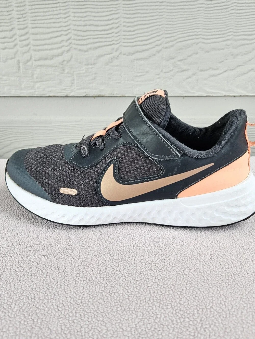 Nike Revolution 5 Hook & Loop Low Top Sneaker SZ 2Y Black Atomic Pink BQ5672-012